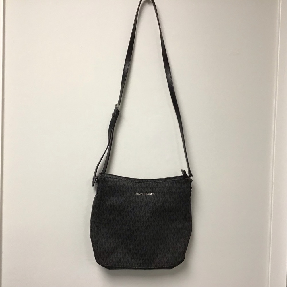 Michael Kors Logo Canvas Jet Set Black Messenger Travel crossbody minimalist bag